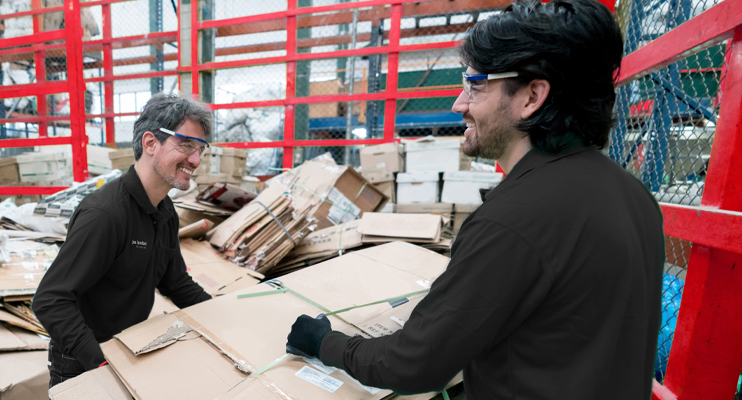 Mannen verwerken karton - milieubesparende logistieke oplossingen - Jan Krediet