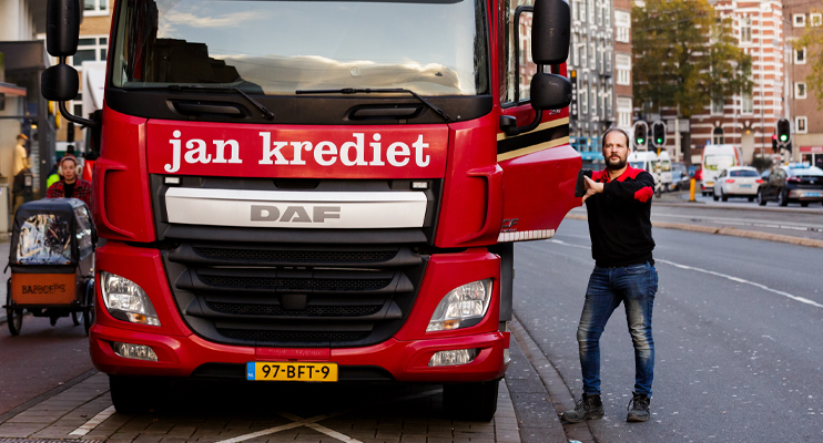 Man naast opnestaande vrachtwagendeur - B2B distributie - Jan Krediet