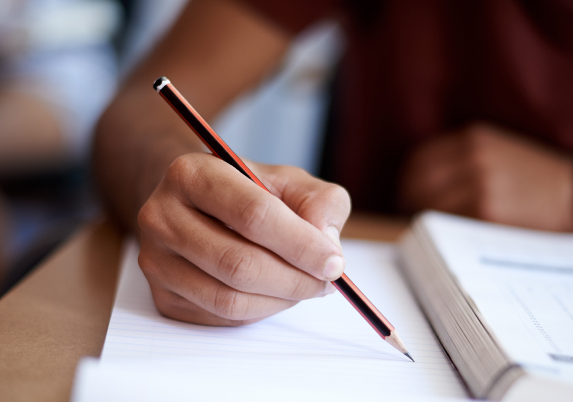 Hand met potlood en schrift - Logistieke oplossingen onderwijssector - Jan Krediet