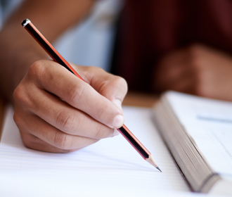 Hand met potlood en schrift - Logistieke oplossingen onderwijssector - Jan Krediet