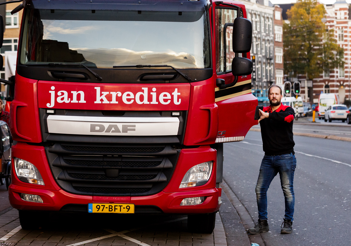 Man naast vrachtwagen - Freightlogistiek - Jan Krediet