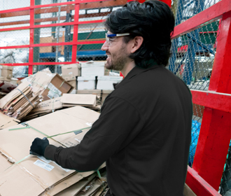 Mannen verwerken karton - milieubesparende logistieke oplossingen - Jan Krediet