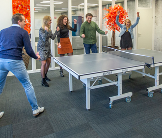 Mensen spelen tafeltennis met toeschouwers - Ons team - Jan Krediet