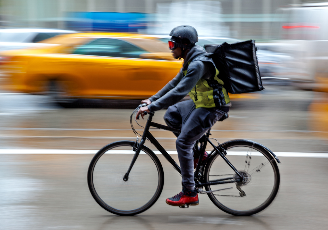 Bezorger op fiets - logistieke partners - Jan Krediet