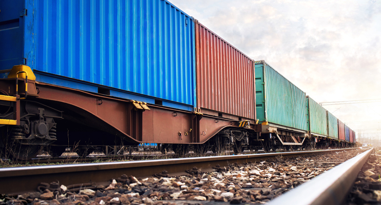 Containers worden vervoerd per trein - Transport - Jan Krediet