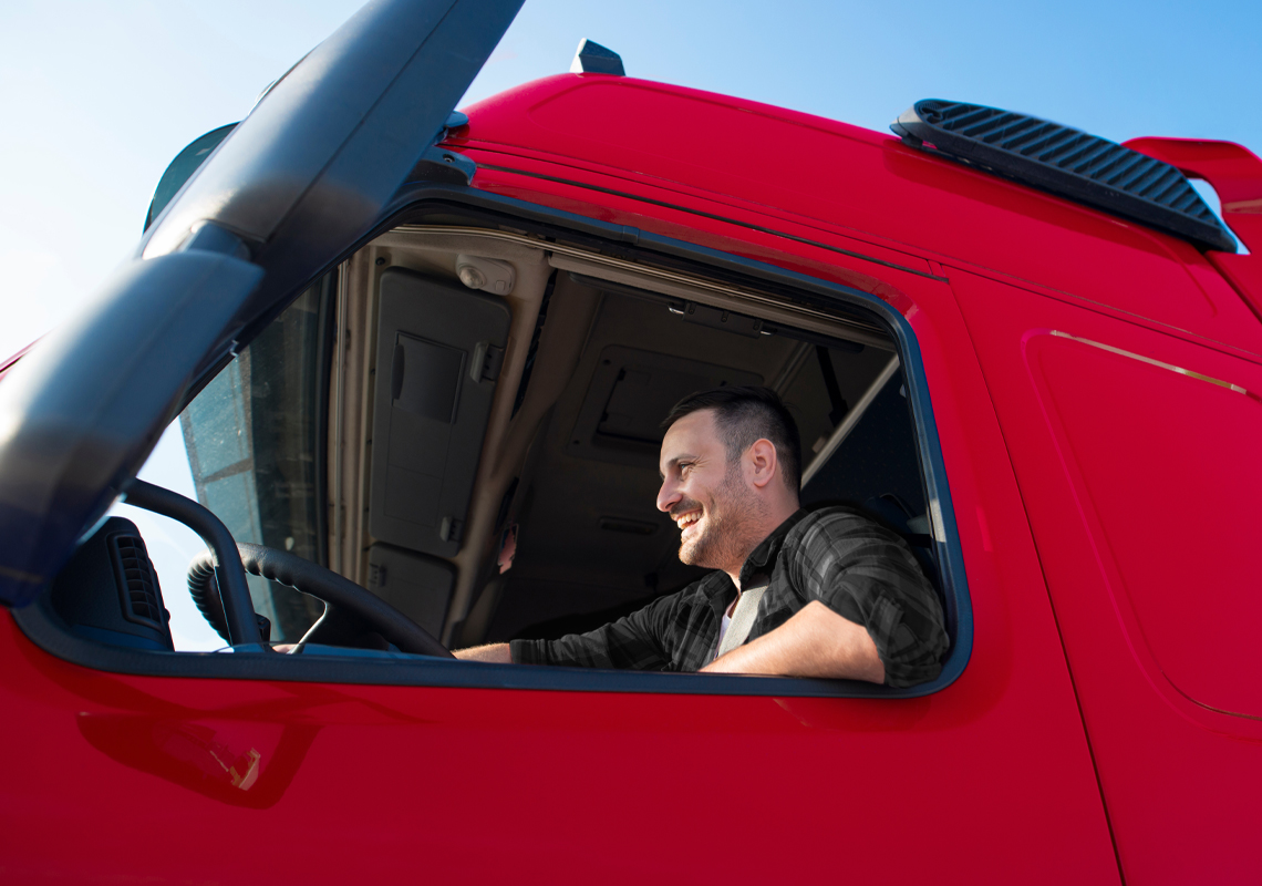 Man in vrachtwagen achter stuur - Logistieke oplossingen voor drukwerk - Jan Krediet