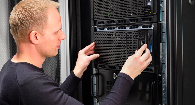 Man monteer server - Logistieke services - Jan Krediet
