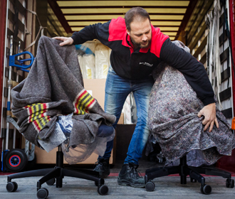 Man laadt bureaustoelen uit - Meubellogistiek - Jan Krediet