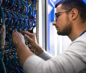 Man bij server - Logistieke oplossingen voor hightech - Jan Krediet